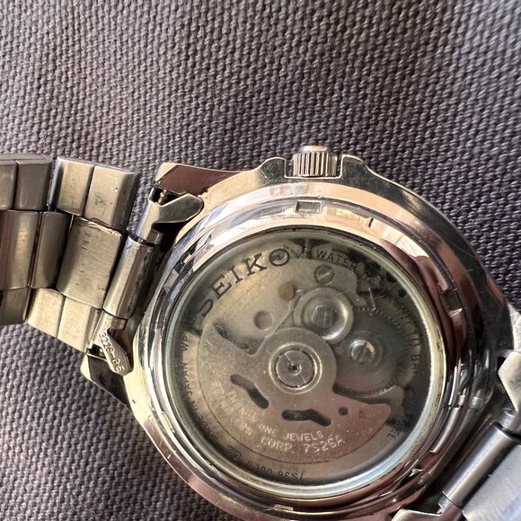 Vintage Seiko Sports 5 Blue Face w/ Gold Accents Silver Band Transparent Back - Picture 2 of 3